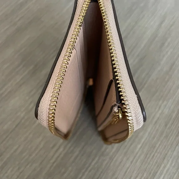 Tory Burch Beige Pebbled Leather Wallet with Gold Logo - Picture 15 of 15